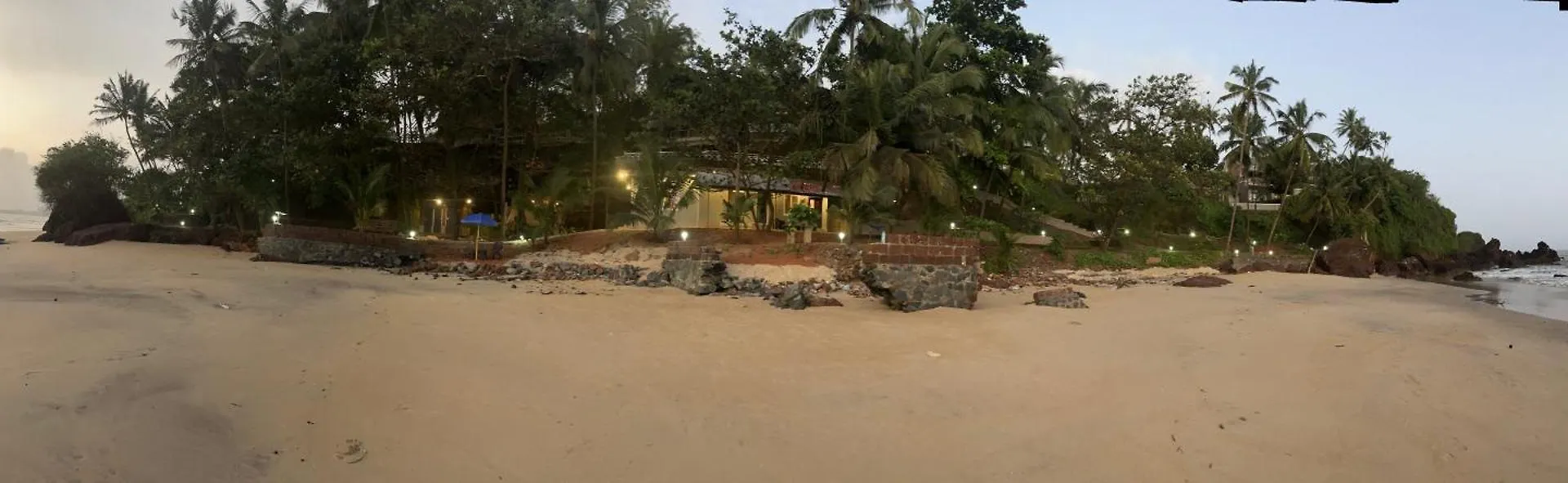 Rocks Beach House كانور منزل للإقامة