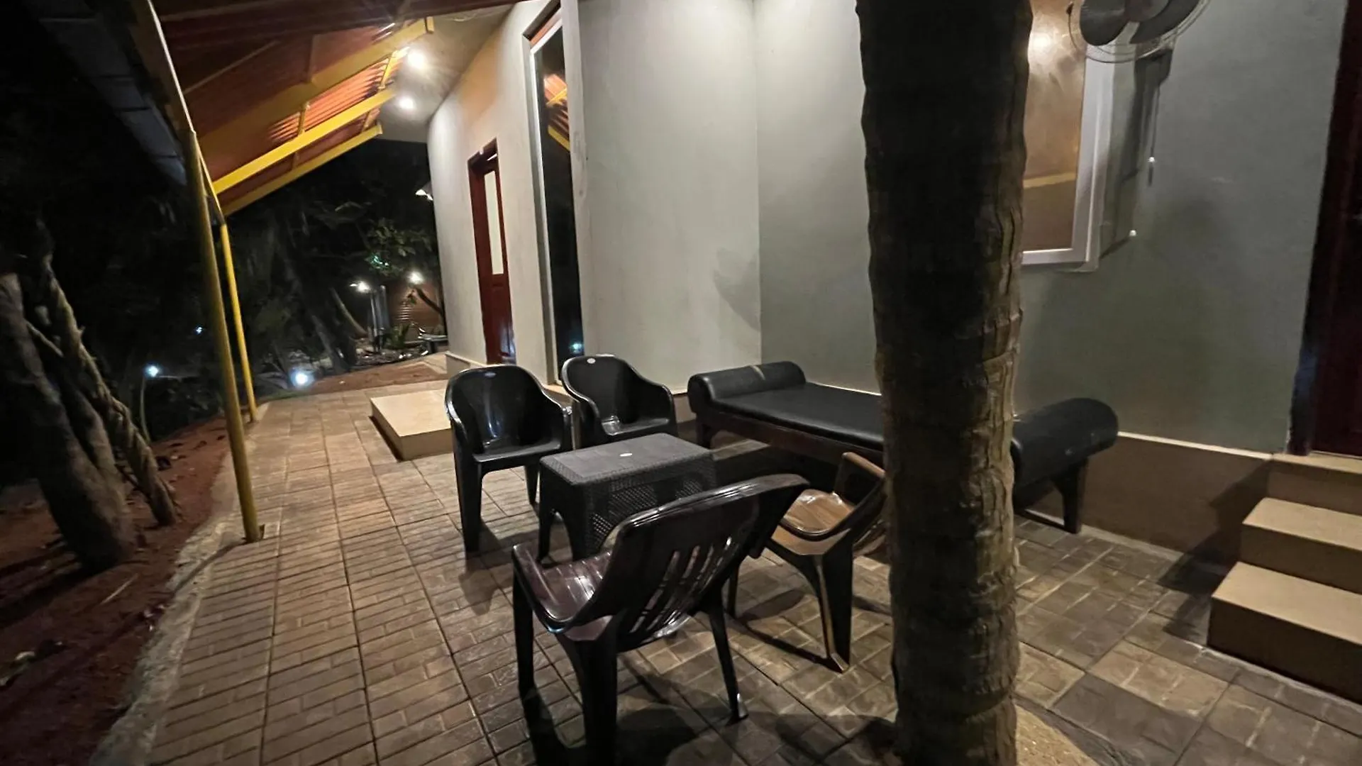 Rocks Beach House كانور منزل للإقامة