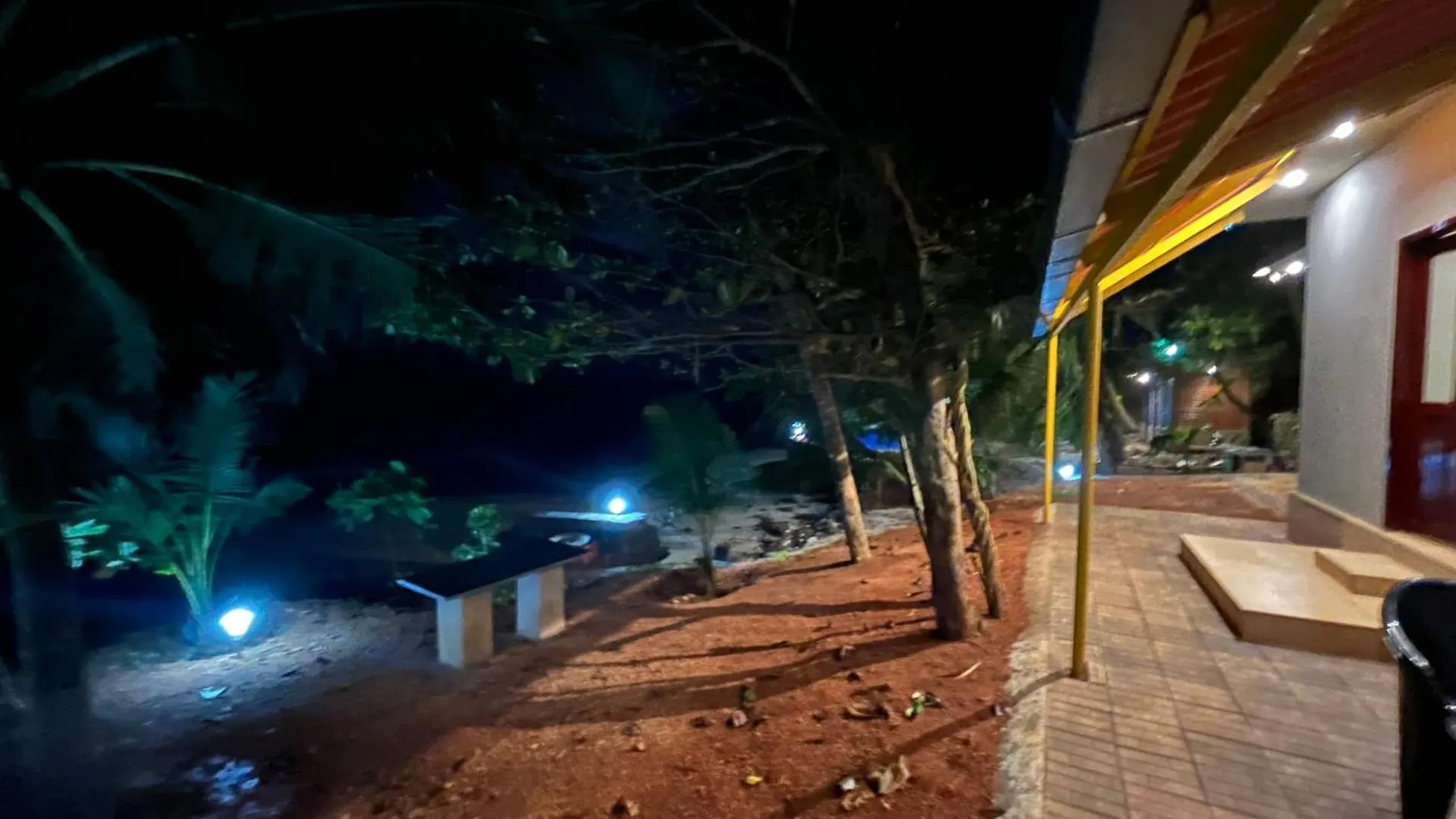 Rocks Beach House كانور منزل للإقامة